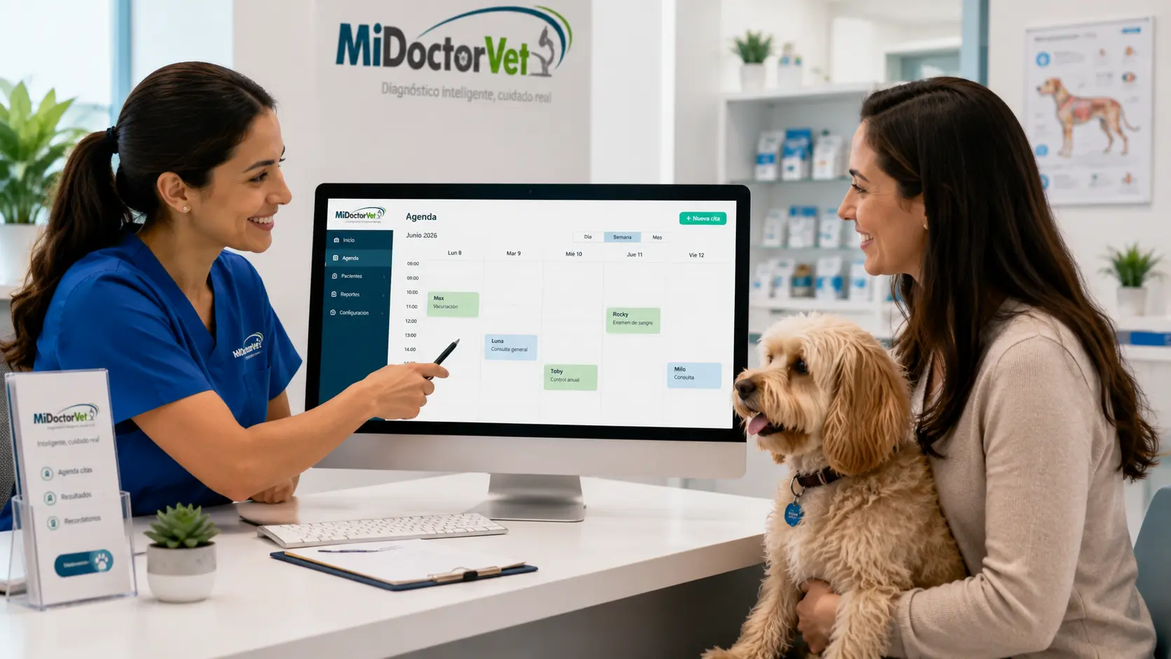 Médica veterinaria revisando la agenda de MiDoctorVet con una clienta y su mascota